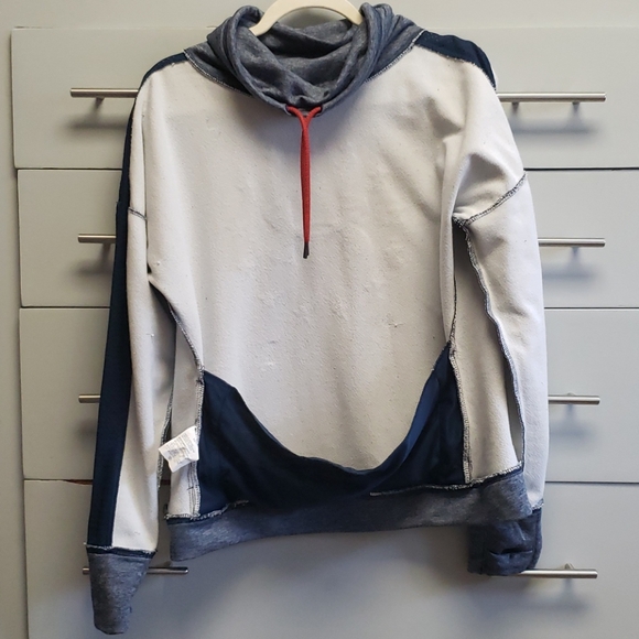 EUC Under Armour Pullover {L} - Picture 8 of 13